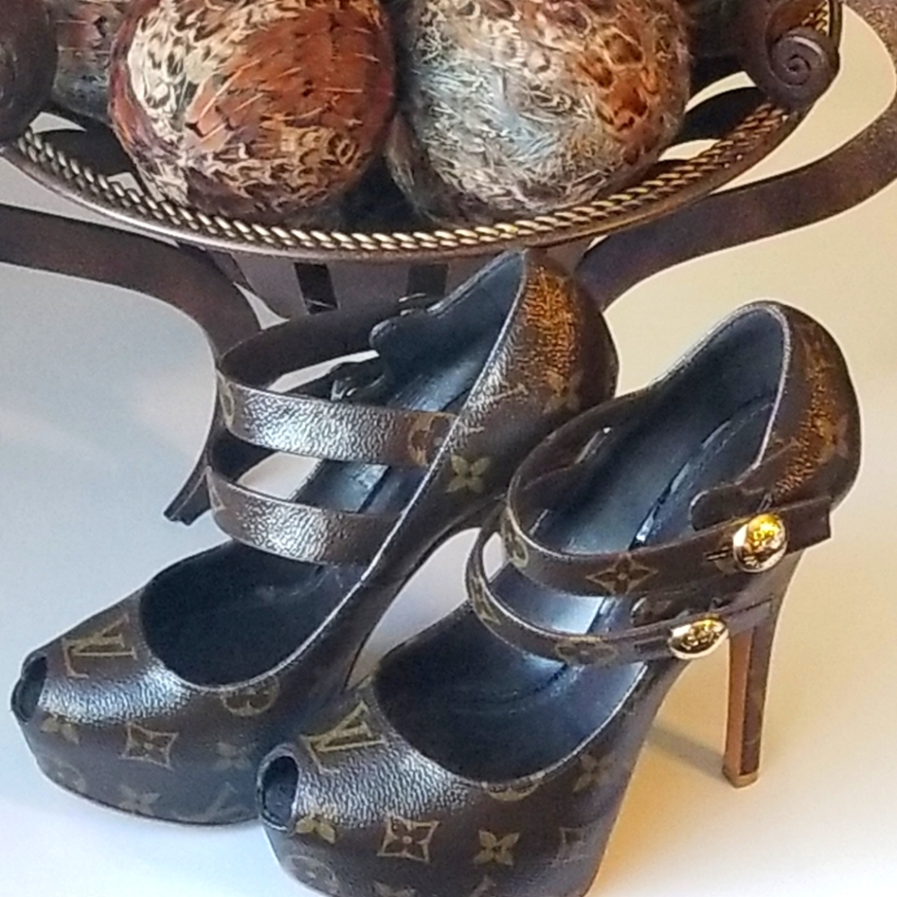 Meet your Poshe in Women Name Brand Items